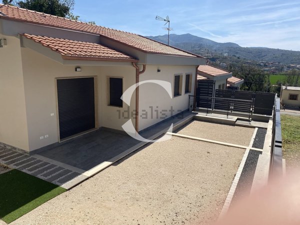 casa indipendente in vendita a Priverno in zona Fossanova