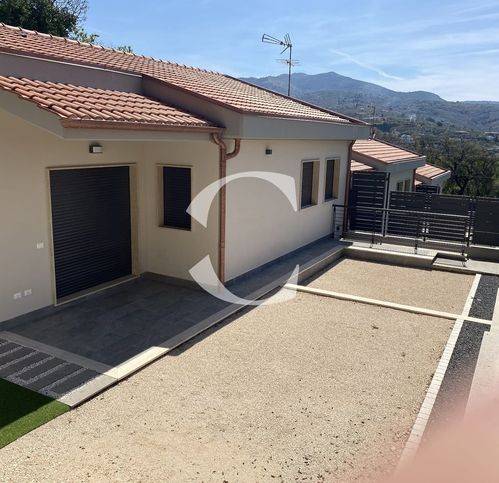 casa indipendente in vendita a Priverno in zona Fossanova