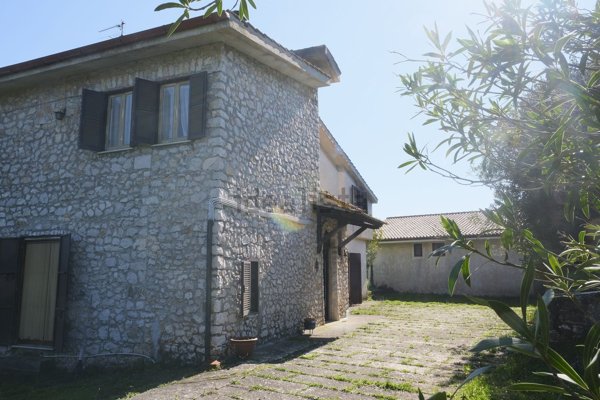 casa indipendente in vendita a Priverno in zona Fossanova