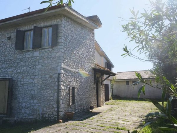 casa indipendente in vendita a Priverno in zona Fossanova