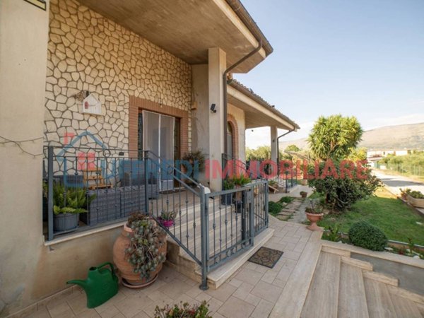 casa indipendente in vendita a Priverno in zona Stazione Fossanova