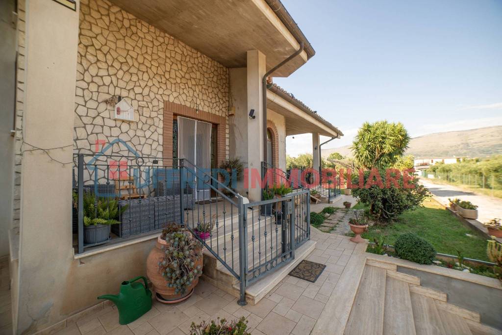casa indipendente in vendita a Priverno in zona Fossanova