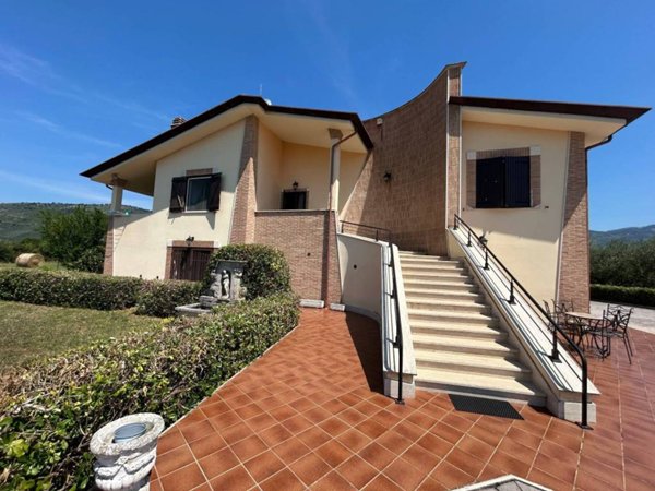 casa indipendente in vendita a Priverno in zona Perazzete