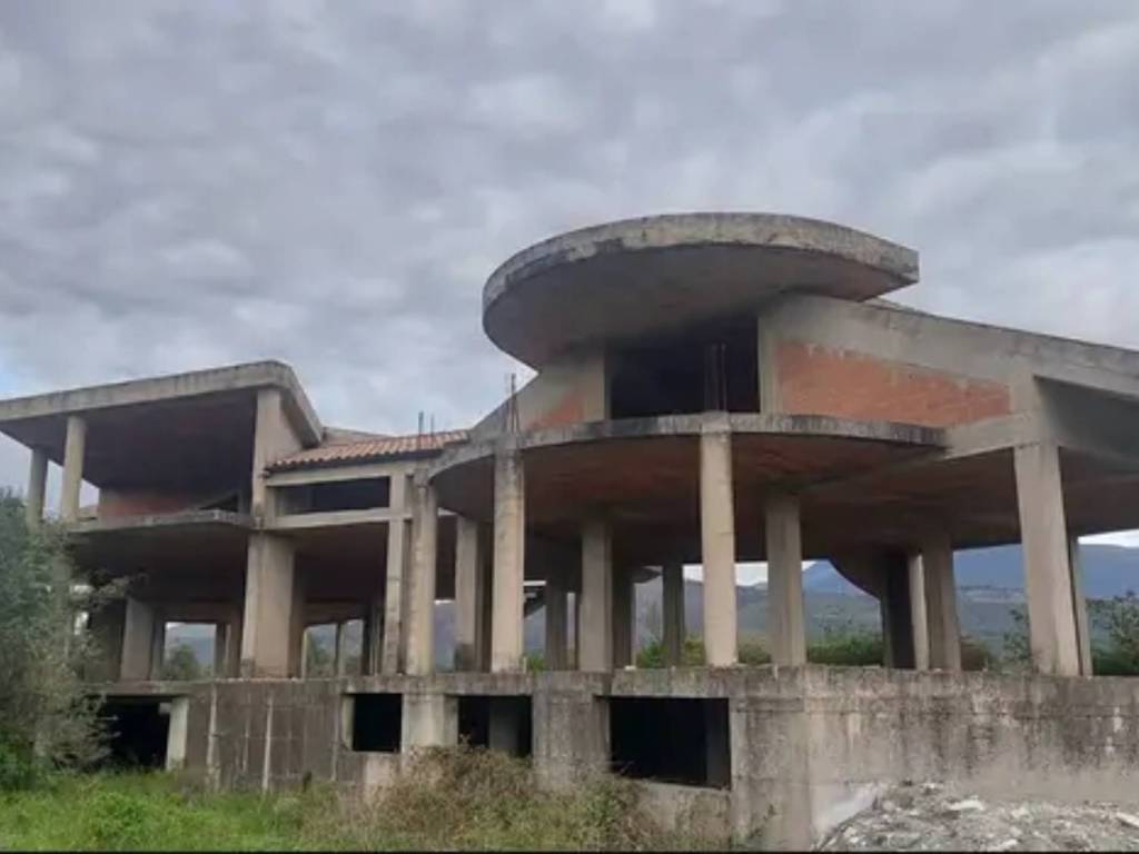 intera palazzina in vendita a Priverno in zona Colle San Pietro