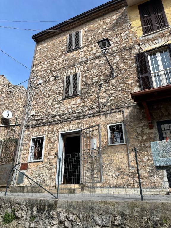 casa indipendente in vendita a Prossedi in zona Pisterzo