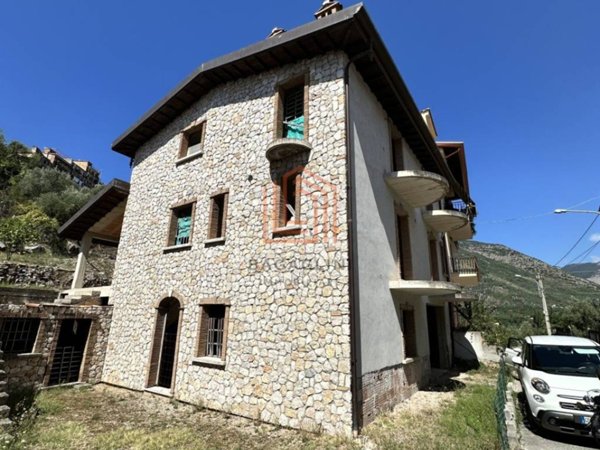 casa indipendente in vendita a Roccagorga