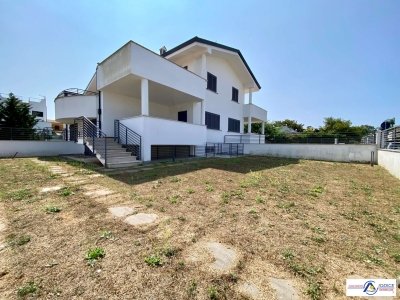 casa indipendente in vendita a Sabaudia