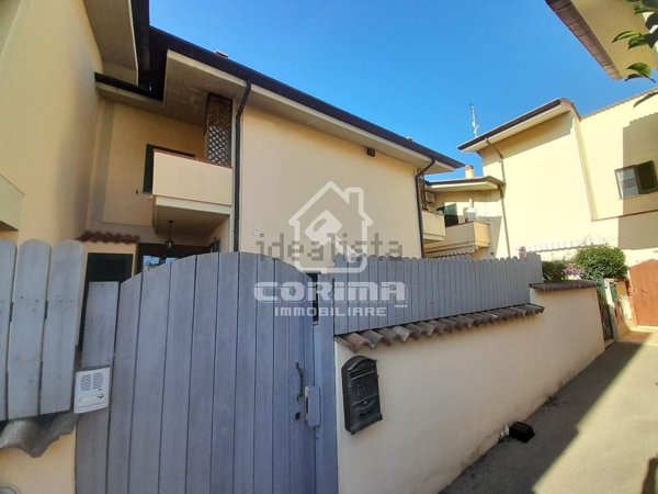 casa indipendente in vendita a Sabaudia in zona Bella Farnia