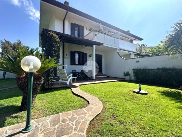 casa indipendente in vendita a Sabaudia in zona Bella Farnia