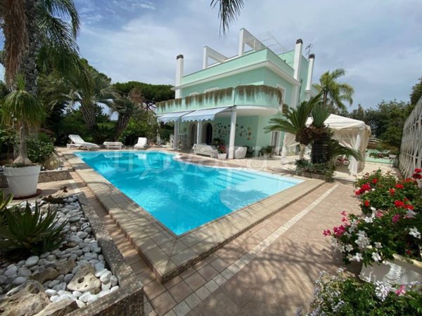 casa indipendente in vendita a Sabaudia