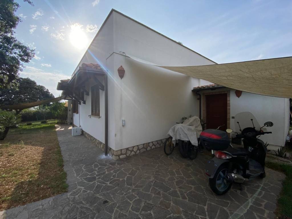 casa indipendente in vendita a Sabaudia in zona Molella
