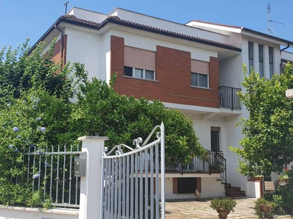 casa indipendente in vendita a Sabaudia