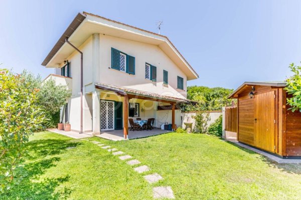 casa indipendente in vendita a Sabaudia in zona Bella Farnia