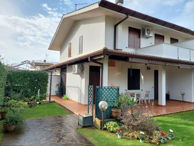casa indipendente in vendita a Sabaudia in zona Bella Farnia
