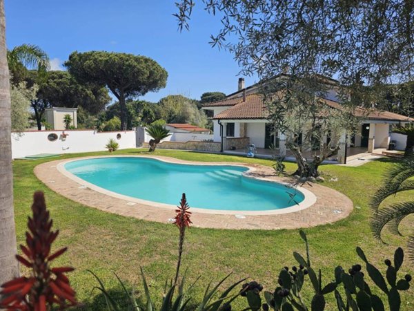 casa indipendente in vendita a Sabaudia in zona Molella