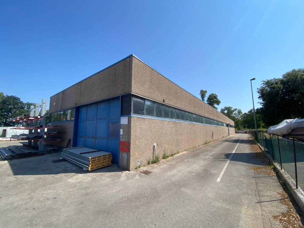 locale commerciale in vendita a Sabaudia