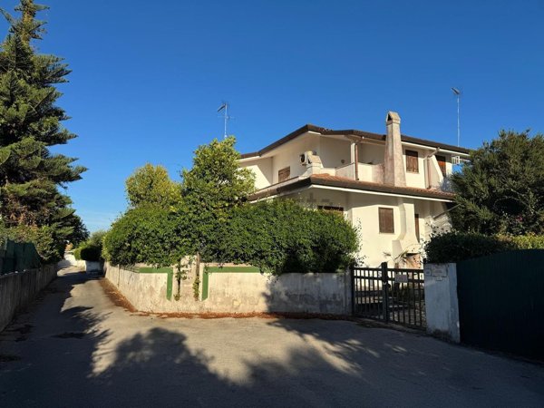 casa indipendente in vendita a Sabaudia in zona Mezzomonte