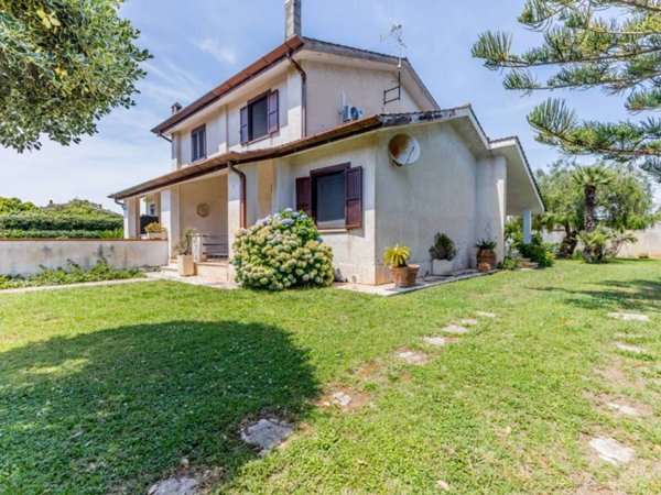 casa indipendente in vendita a Sabaudia in zona Bella Farnia