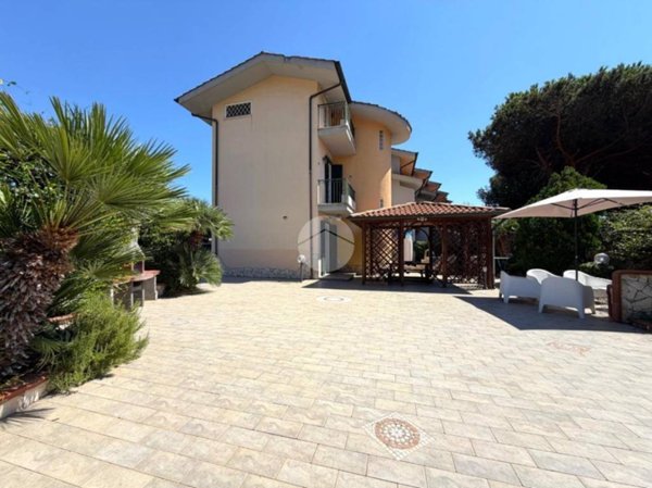 casa indipendente in vendita a Sabaudia in zona Bella Farnia