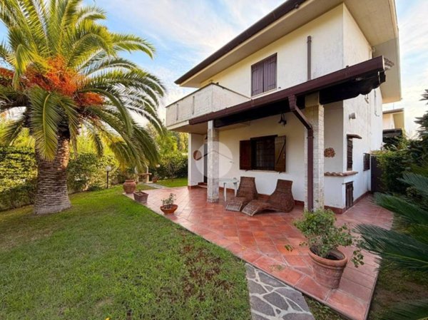 casa indipendente in vendita a Sabaudia in zona Bella Farnia