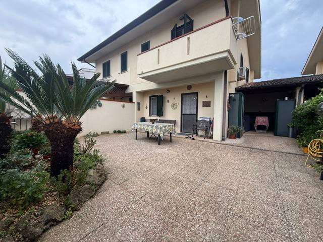 villa in vendita a Sabaudia in zona Bella Farnia
