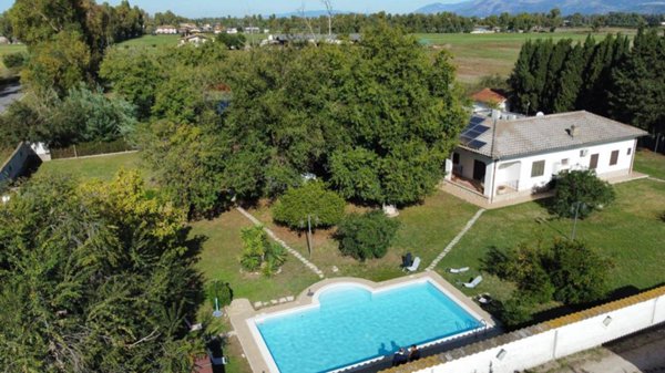 casa indipendente in vendita a Sabaudia in zona Baia d'Argento