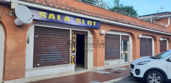 locale commerciale in vendita a San Felice Circeo