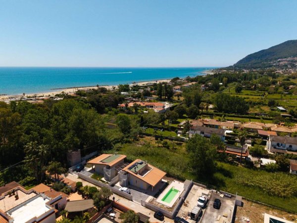 casa indipendente in vendita a San Felice Circeo in zona Torre Olevola