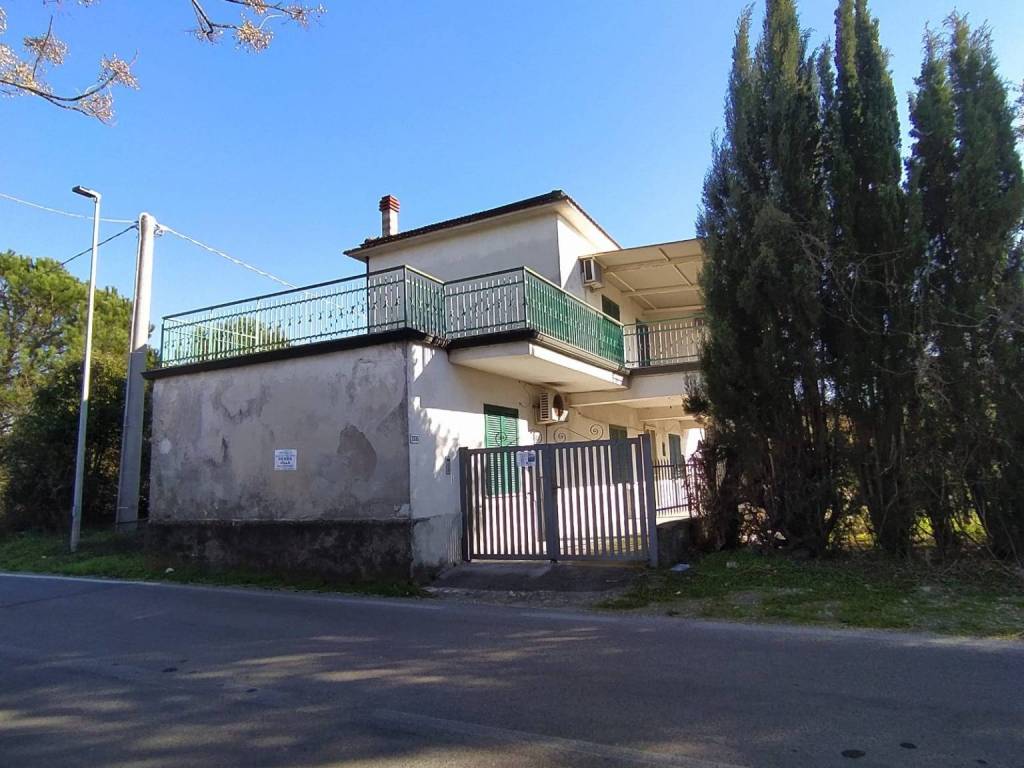 casa indipendente in vendita a Santi Cosma e Damiano