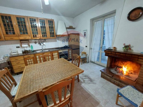 casa indipendente in vendita a Santi Cosma e Damiano
