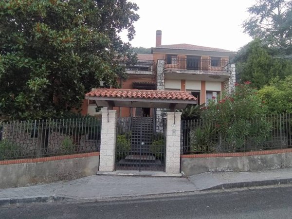 casa indipendente in vendita a Santi Cosma e Damiano