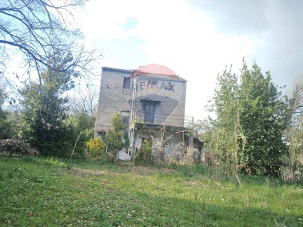 casa indipendente in vendita a Santi Cosma e Damiano