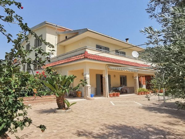 intera palazzina in vendita a Santi Cosma e Damiano