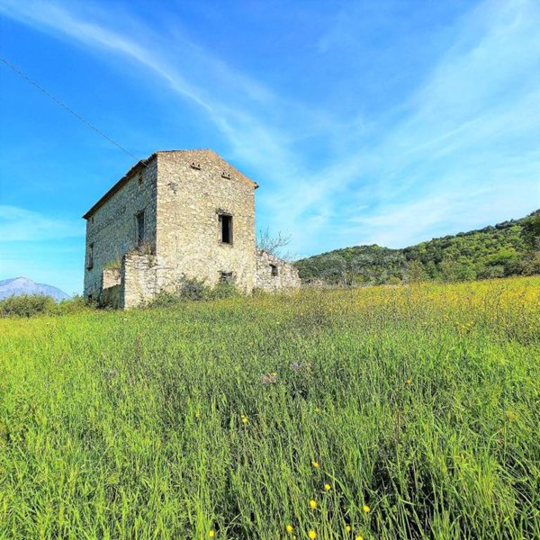 casa indipendente in vendita a Santi Cosma e Damiano