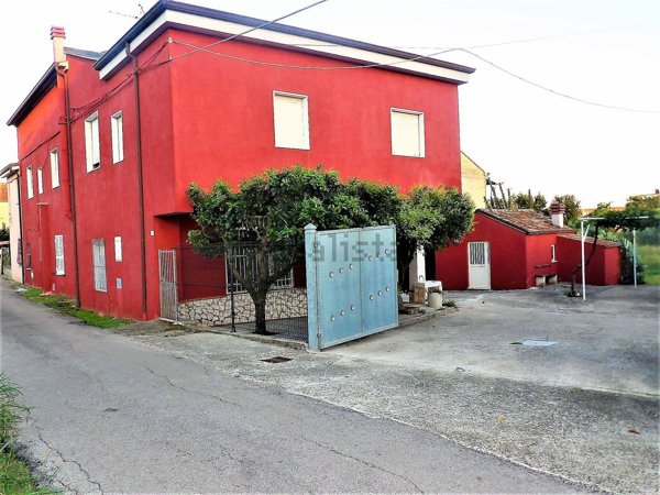 casa indipendente in vendita a Santi Cosma e Damiano