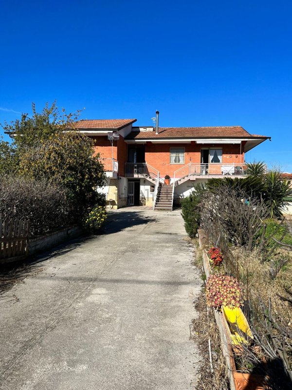 casa indipendente in vendita a Santi Cosma e Damiano