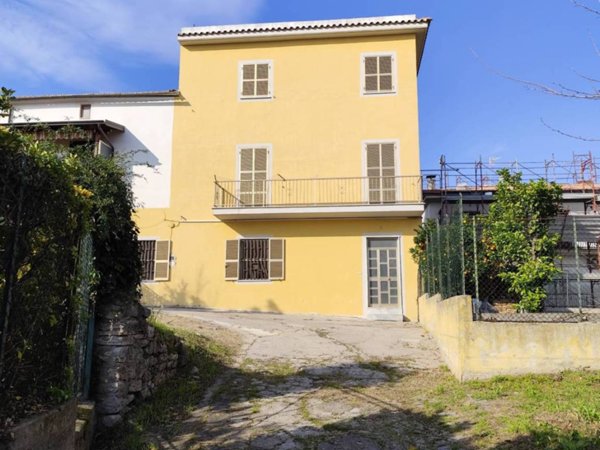 casa indipendente in vendita a Santi Cosma e Damiano