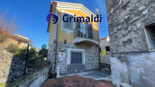 casa indipendente in vendita a Santi Cosma e Damiano