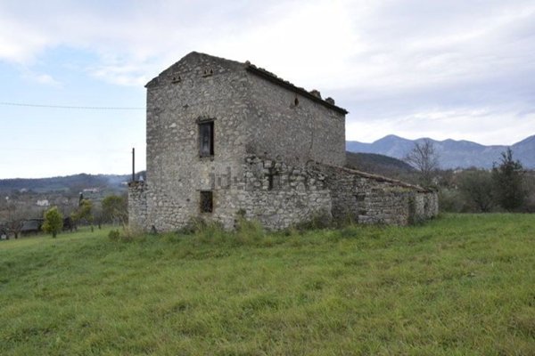 casa indipendente in vendita a Santi Cosma e Damiano