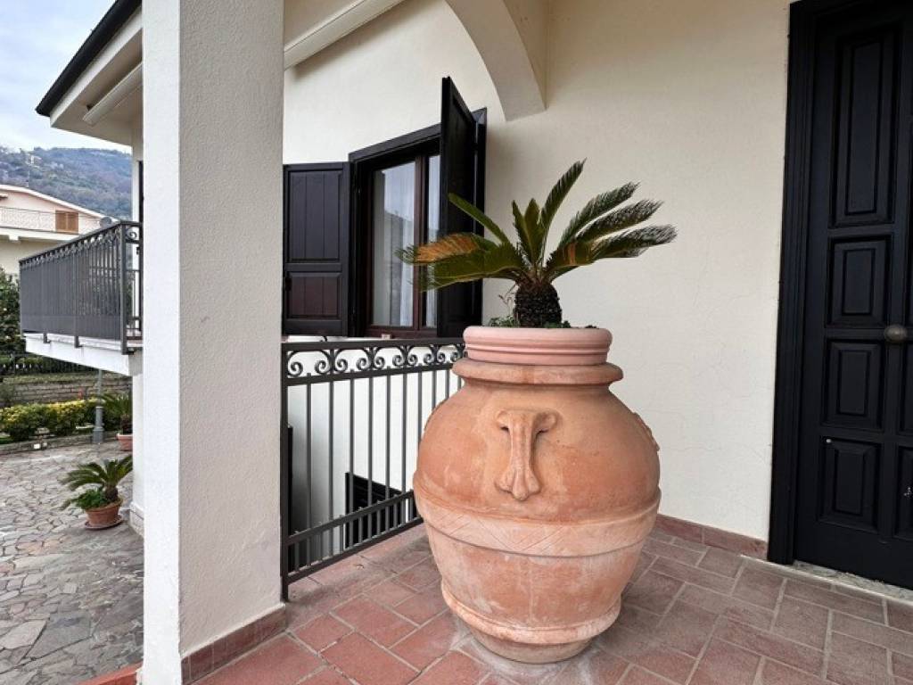 casa indipendente in vendita a Santi Cosma e Damiano