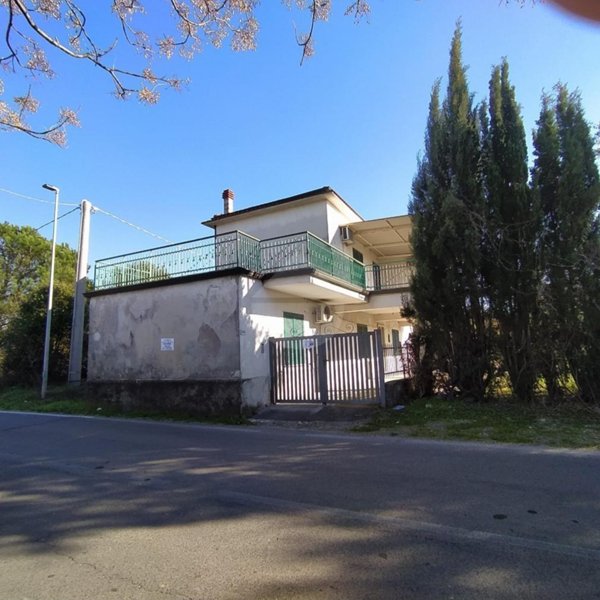 casa indipendente in vendita a Santi Cosma e Damiano