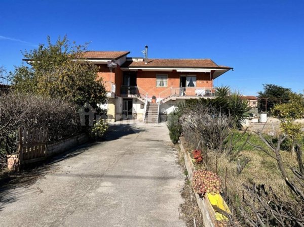 casa indipendente in vendita a Santi Cosma e Damiano