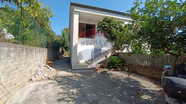 casa indipendente in vendita a Santi Cosma e Damiano