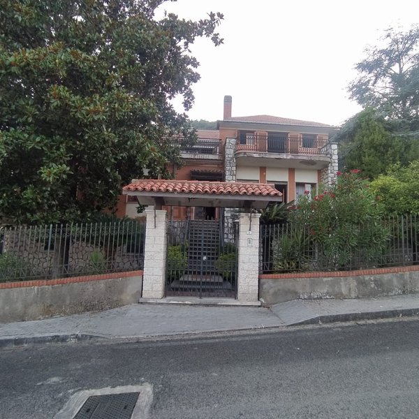 casa indipendente in vendita a Santi Cosma e Damiano