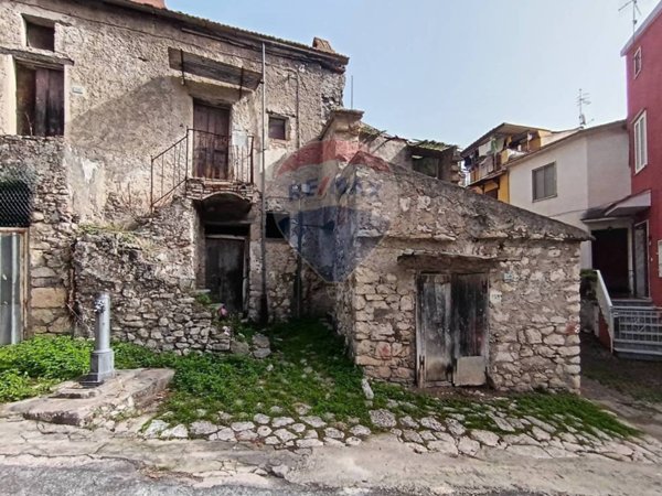 casa indipendente in vendita a Santi Cosma e Damiano