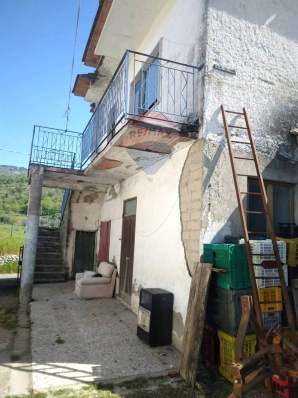 casa indipendente in vendita a Santi Cosma e Damiano