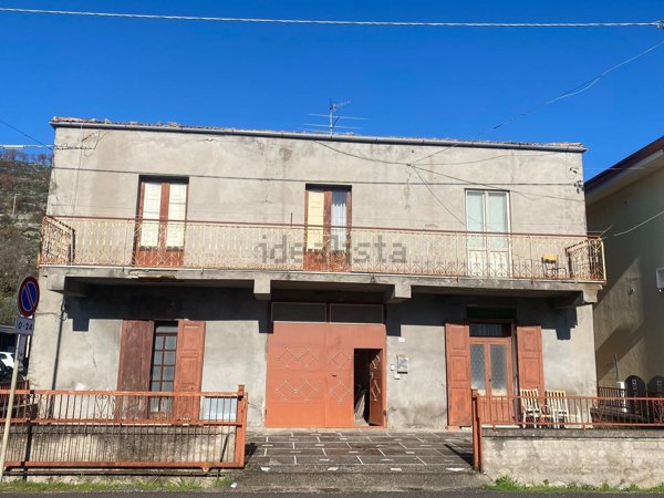 casa indipendente in vendita a Santi Cosma e Damiano