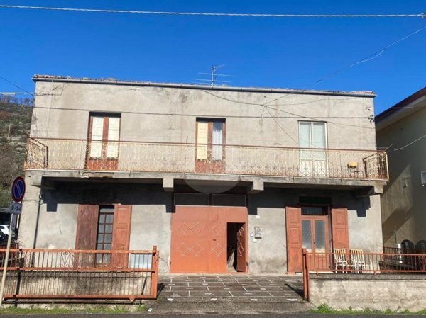 casa indipendente in vendita a Santi Cosma e Damiano