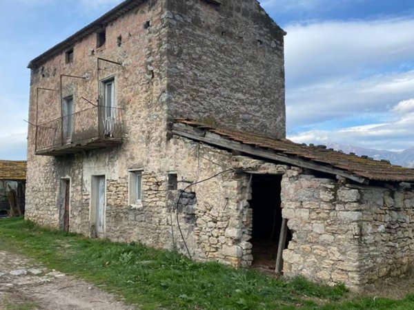 casa indipendente in vendita a Santi Cosma e Damiano