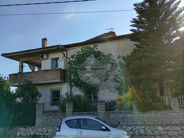 casa indipendente in vendita a Santi Cosma e Damiano